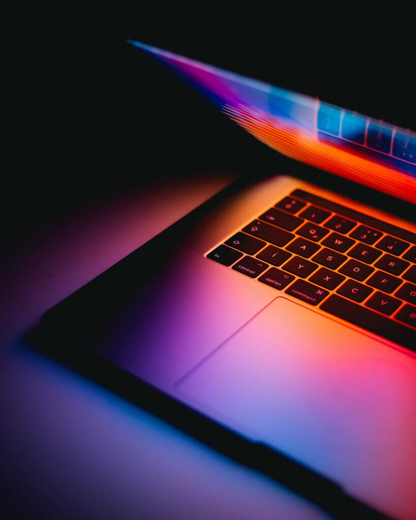 Laptop mit Code auf dem Bildschirm &ndash; IT-Support Hamburg
